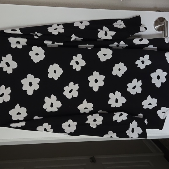 Black and White Floral Long Sleeve NORA Top- LulaRoe- Large - Picture 8 of 9